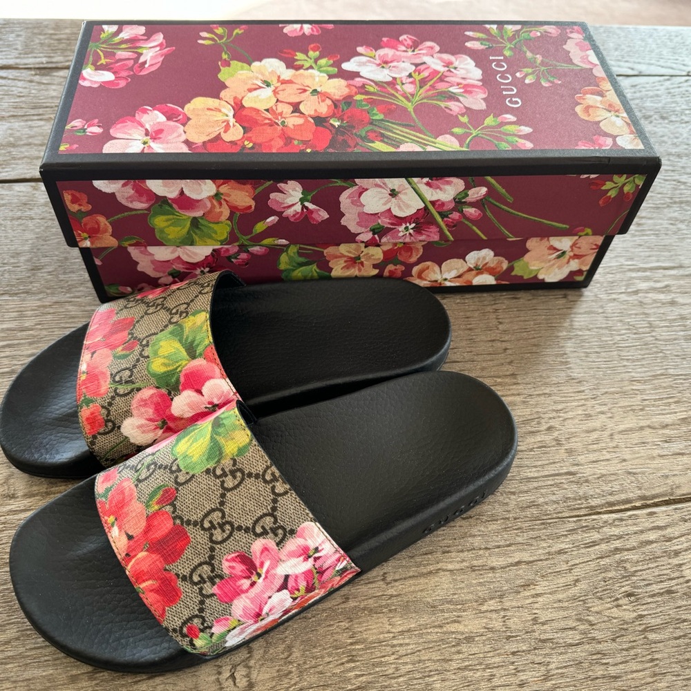 GUCCI GG Supreme Blooms Slides - size 38. New in box with tags and 2 shoe bags.